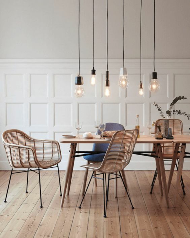 Ploché nastavit tipy dřevěné jídelní stoly ratanové židle závěsné světla
