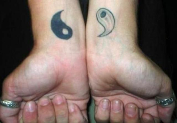 Yin και Yang τατουάζ καρπού