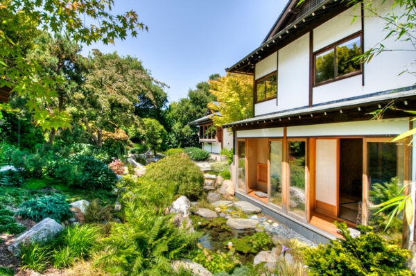 Zen-tuin die Japans tuinhuis aanmeert