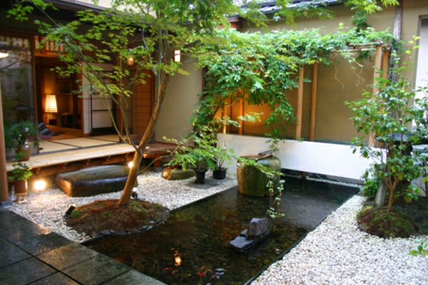 Zen-tuin die Japanse tuinenkiezelstenen vastbindt