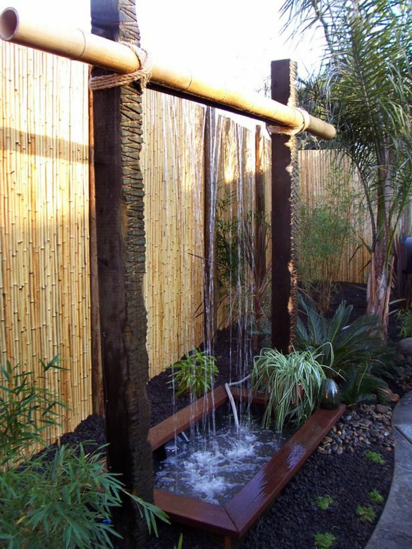Zen-tuin afgemeerd Japanse planten bamboe