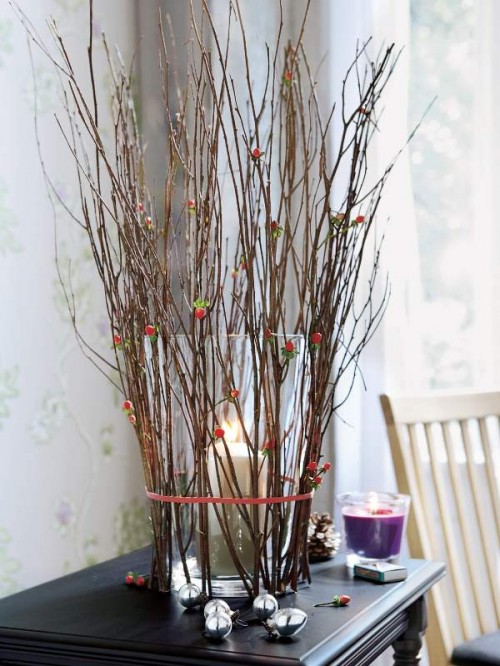 Decoración interior con ramas decoración florero vela aparador sala de estar