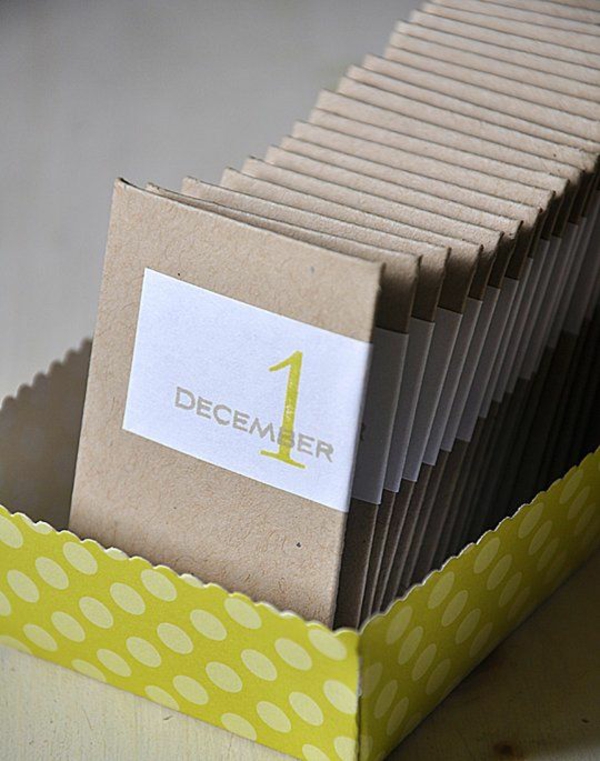 maak adventkalender zelf met papieren kartonnen enveloppen
