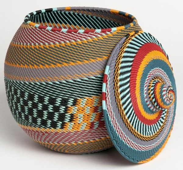 Afrikos apdailos krepšelis su spalvingais afrikietiškais raštais