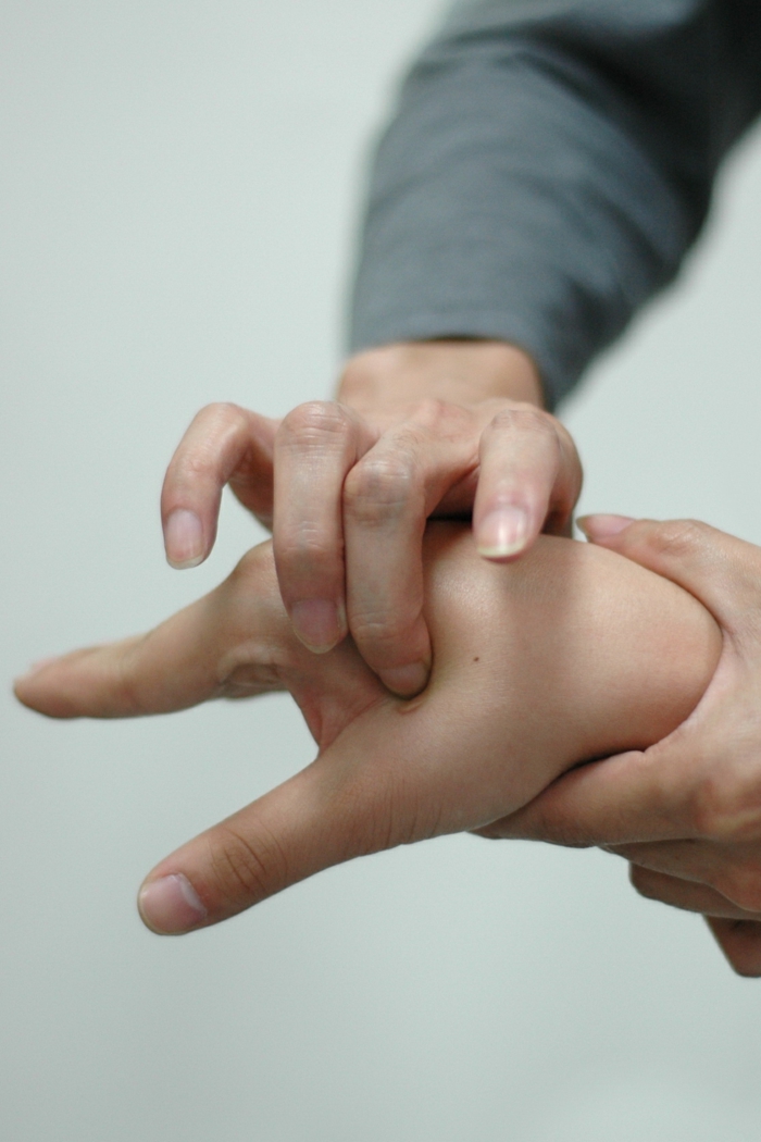 lev sund sundt liv helbredende praksis massage akupressur zoner hand3