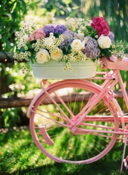 旧物粉红色的自行车
