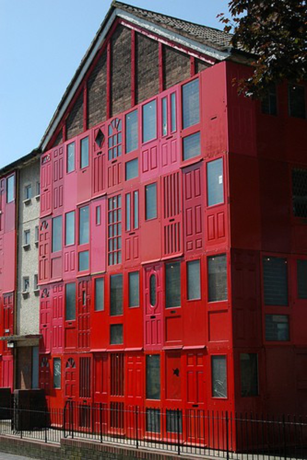 gamle dører resirkulere møbler deco rød fasade