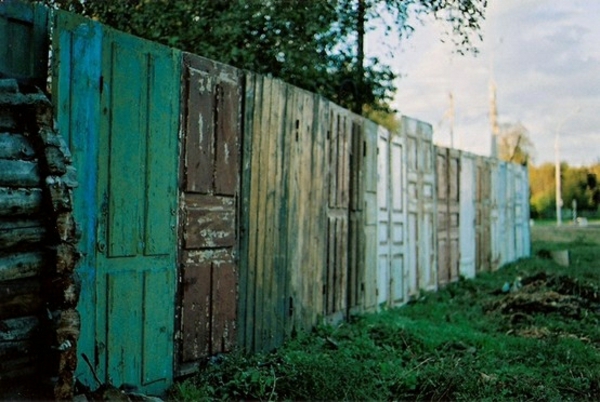 παλιές πόρτες ανακυκλώνουν ξύλο φράχτη έπιπλα DIY
