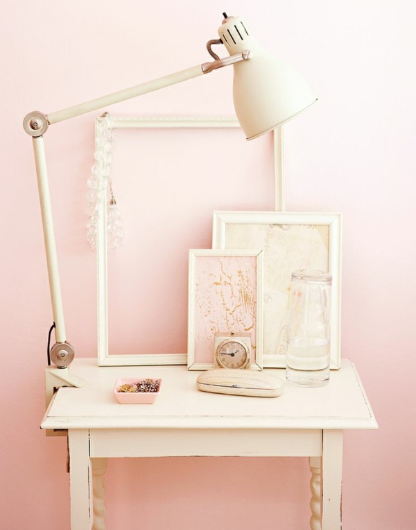 vechi roz vopsea de perete luminos pastel culoarea vintage mobilier de masă lampă