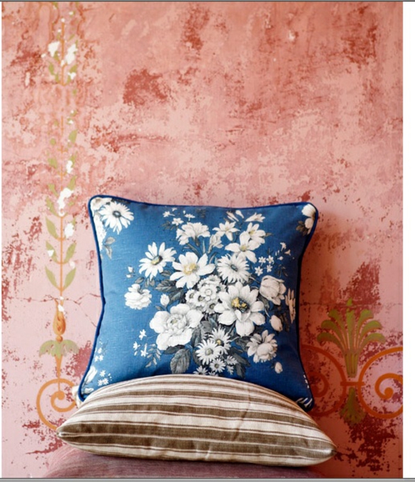 oud roze muurverf woonkamer klassiek vintage kussen blauw