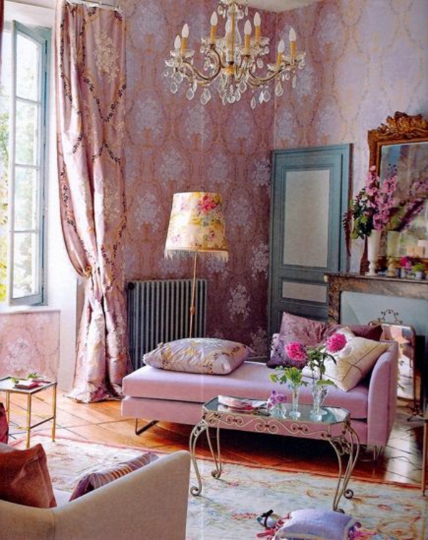 vieux mur rose peinture salon classique lustre vintage lampadaire
