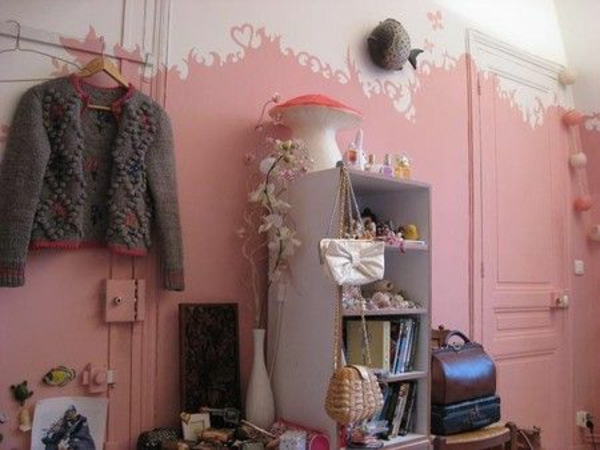 vieux rose mur peinture salon classique vintage étagères