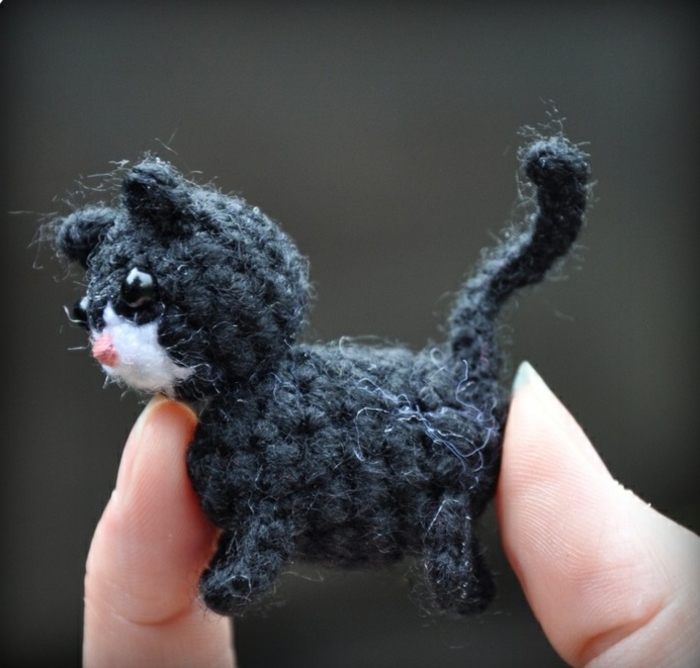 Patrón de ganchillo Amigurumi pequeño gato negro