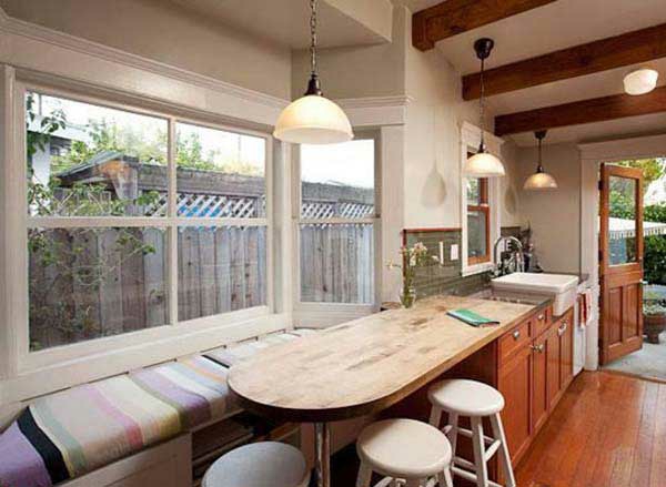 příjemný design útulný obývací pokoj z dřevěných okenních sedadel