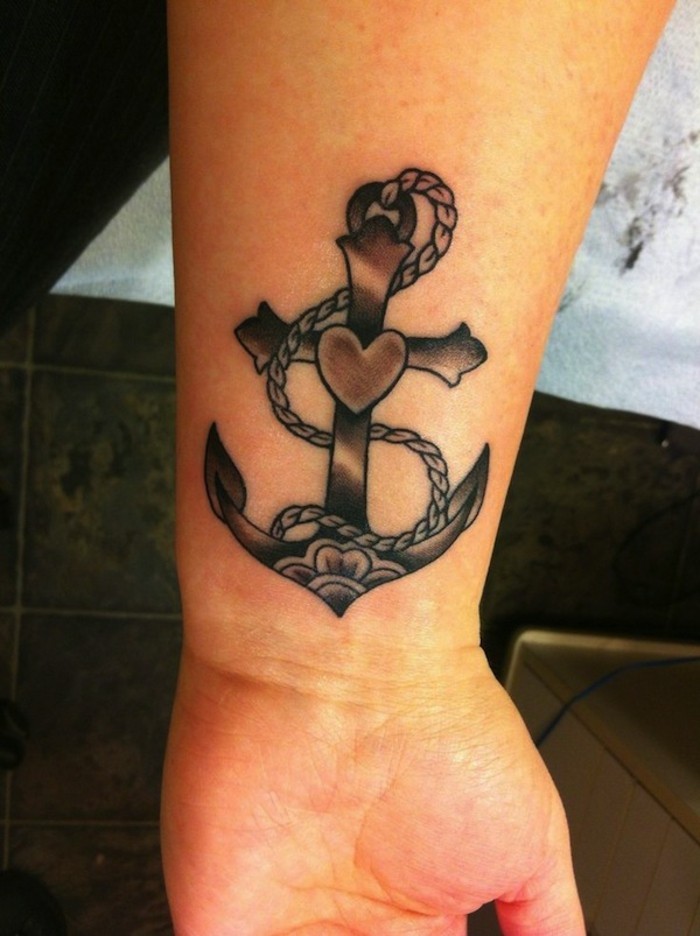 Anker tatovering med hjerte på håndleddet