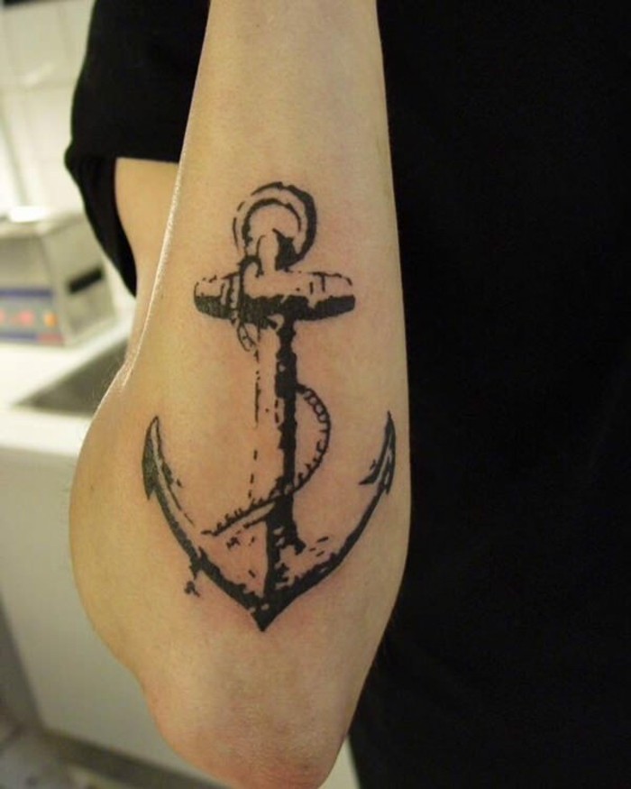 Anker tatovering med reb på underarm