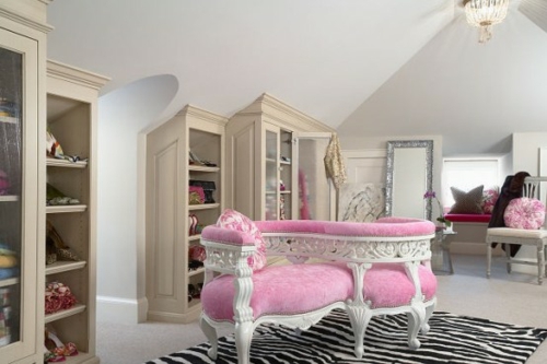 pukuhuone muoti naispuolinen vaaleanpunainen sohva runner seepra kuvio