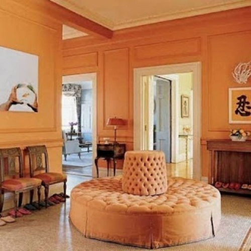 pukuhuone järjestää keltainen beige sohva noin tuolit