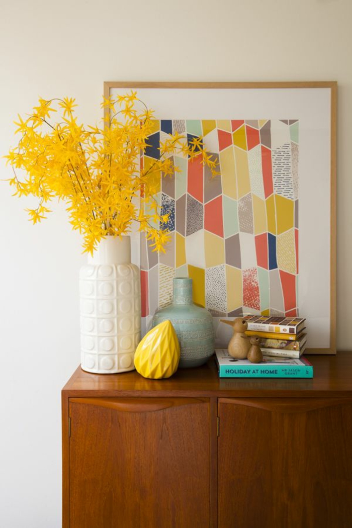 dresser διακοσμούν κεραμικά αγγεία κίτρινα λουλούδια κλαδιά αφηρημένη εικόνα κομμάτι ξύλο