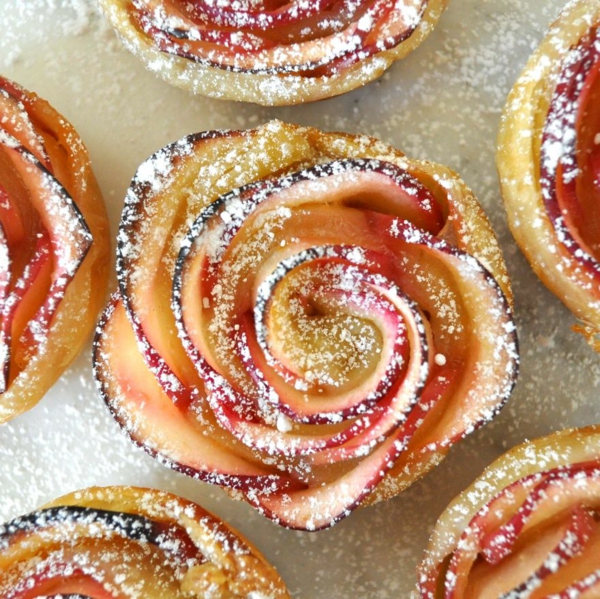 muffins aux pommes morceaux de roses à sucre en poudre