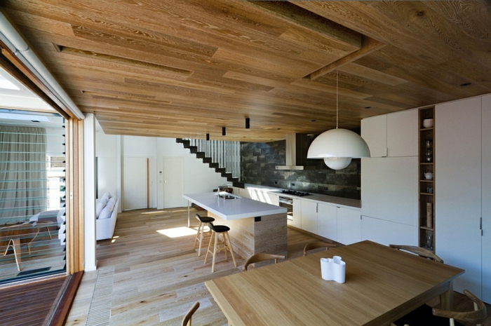 architekto namas šiuolaikinis medinis interjeras medinis grindys mediniai lubiniai mediniai baldai