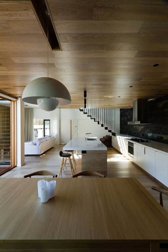 arkitekthus moderne interiør design træ køkken spisestue træbord