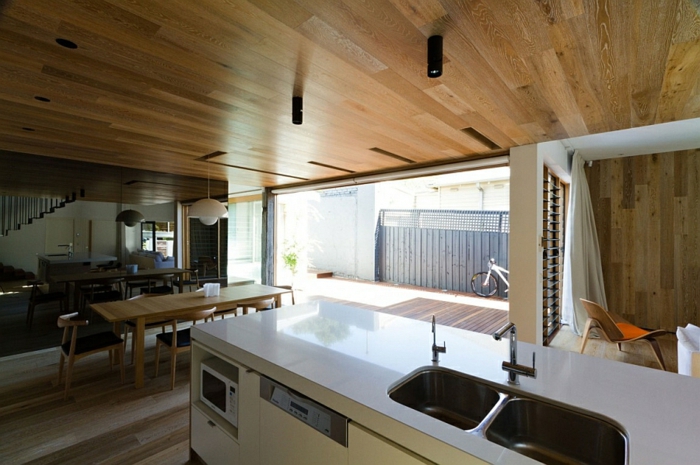 architektas namas modernus interjero dizainas medinė virtuvė valgomasis