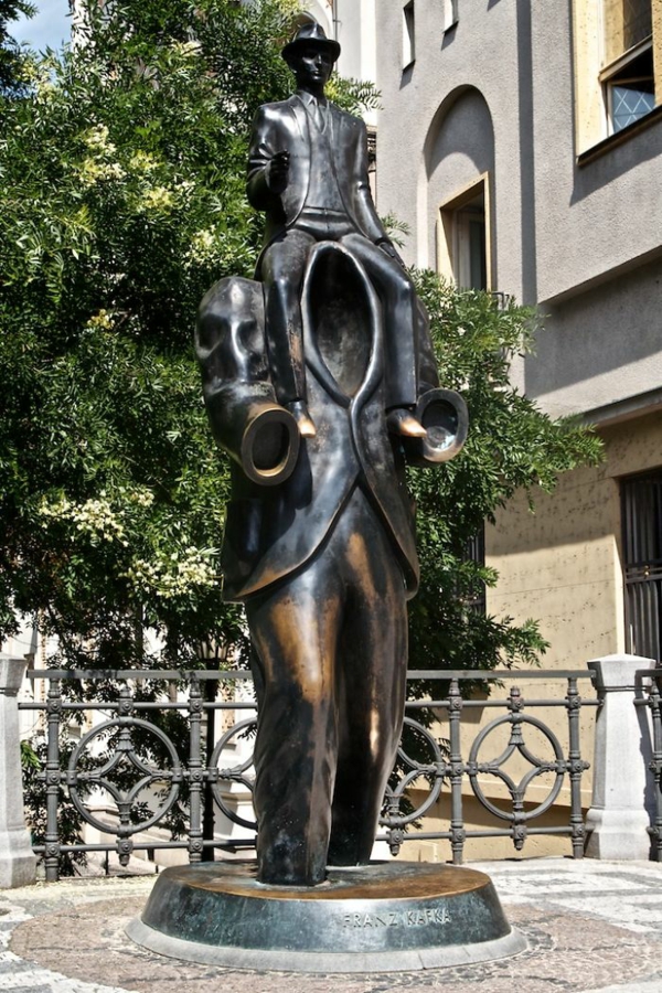 известни произведения на изкуството скулптури франц кафка