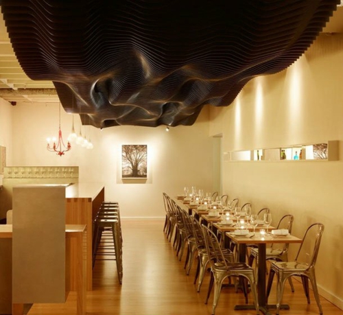 aantrekkelijke zwarte plafond eettafel bar kookeiland faciliteiten