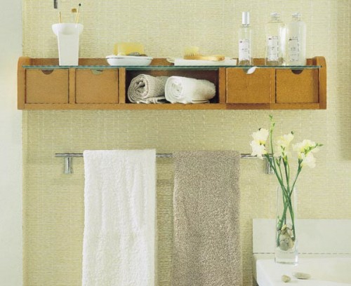 Storage and arrangement in the bathroom towel holder