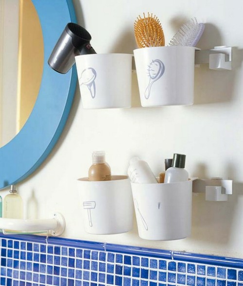 Almacenamiento y orden en la pared de tazas de plástico del baño