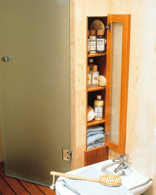 Storage and arrangement in the bathroom narrow cupboard