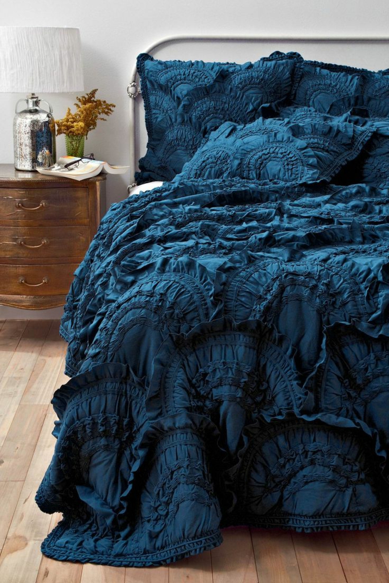 Фантастични легла със сини листа с пухчета