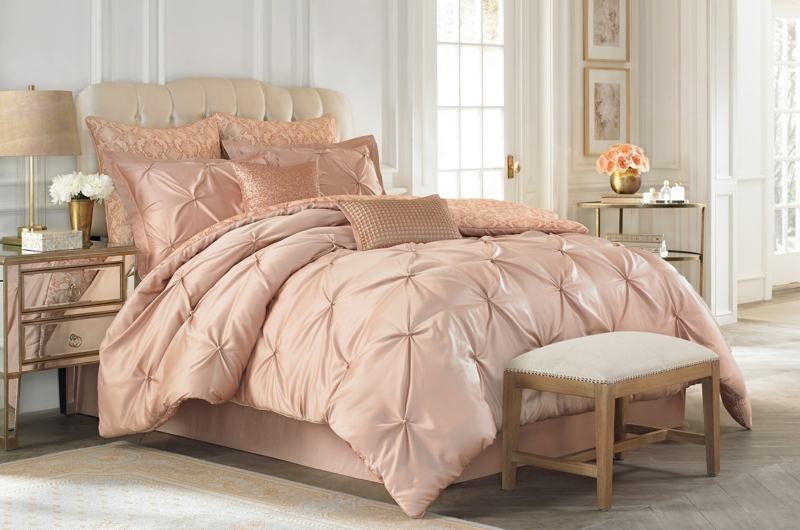 необичайна спално бельо с розова романтична роза