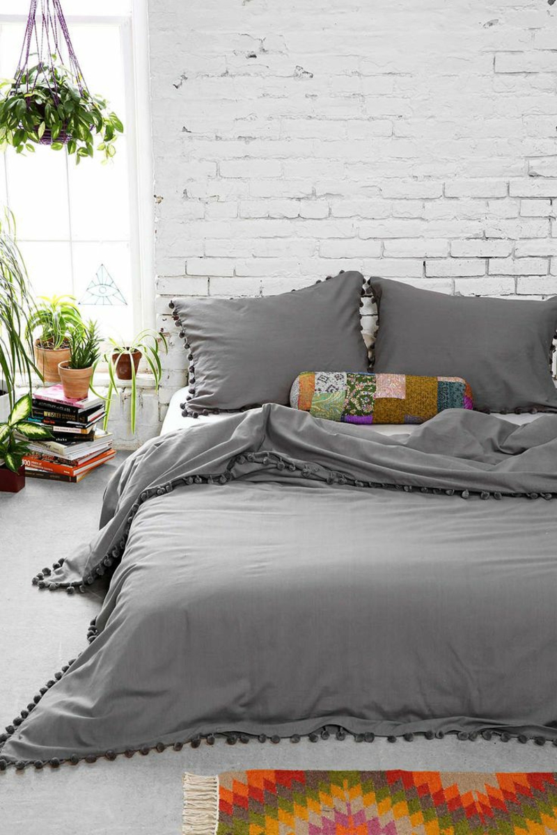 Фантастичната постелка създаде сива селска спалня