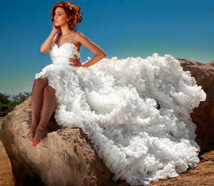 Fancy svatební šaty recyklující toaletní papír pro svatební šaty