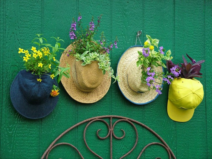 décoration de jardin fantaisie elle-même faire des idées déco avec des chapeaux