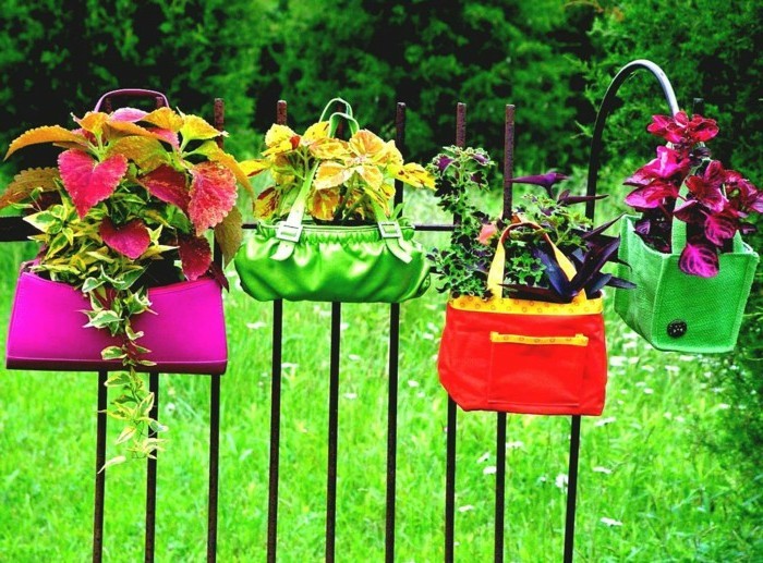 mooie tuin decor zelf maken tuinhek kleurrijk versieren