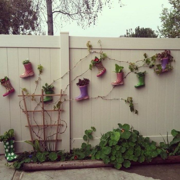 mooie tuin decoreren jezelf maken tuinhek in de achtertuin versieren met oude laarzen