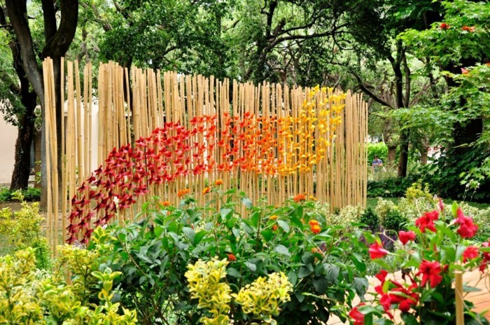 ozdobná zahrada zdobí sebe zahradní plot s origami zdobí