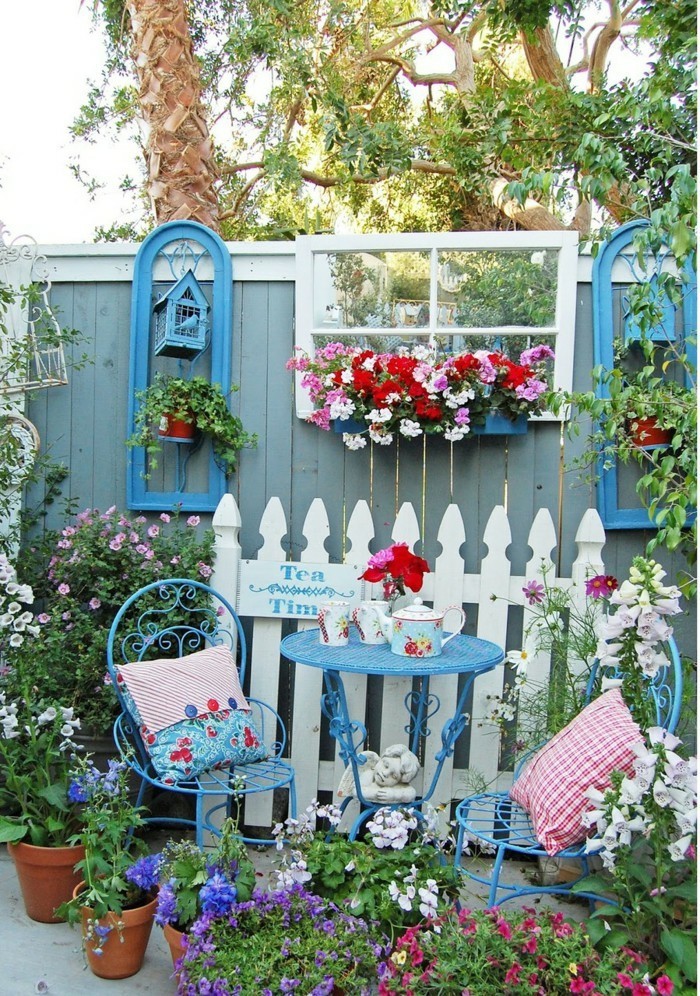 la decoración de jardín en sí misma hace una hermosa decoración para la valla del jardín