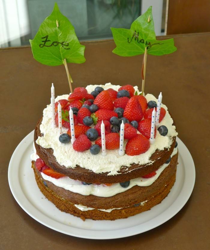 花式馅饼生日蛋糕用草莓装饰