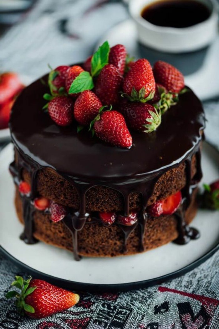 fancy taarten chocolade cake aardbeien versieren