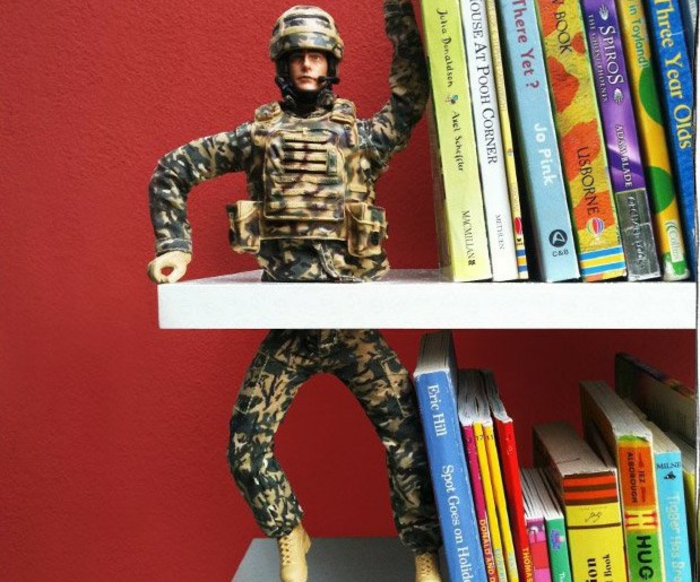 τα βιβλιαράκια των βιβλιοθηκών καθιστούν τους στρατιώτες τη μορφή
