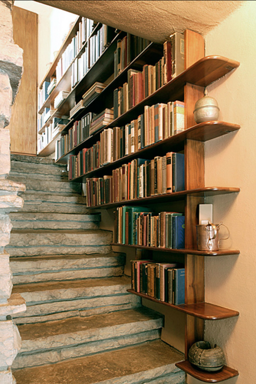 bøger hylder væg hylde ved trappen