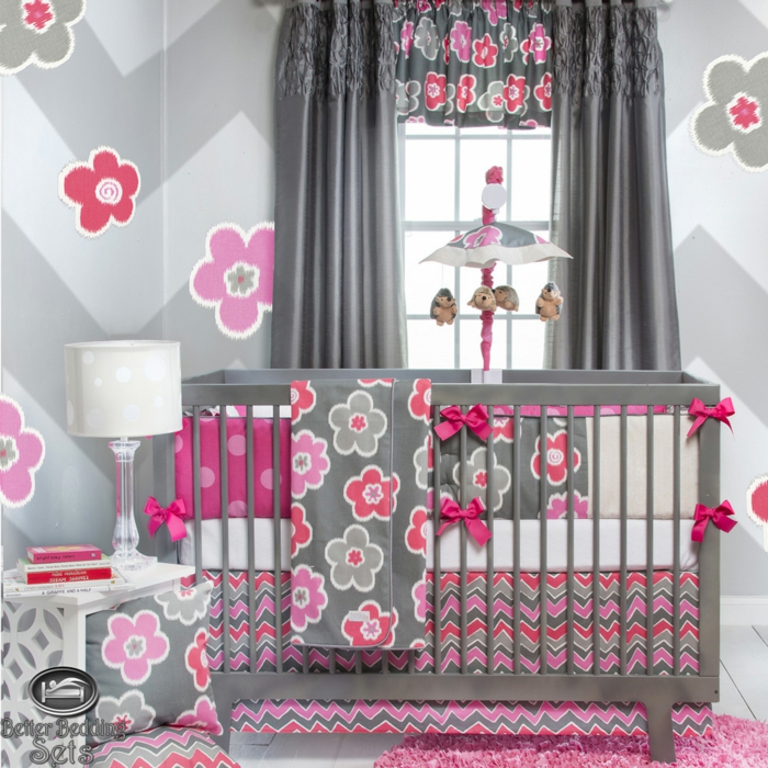 dětská postýlka koupit šedá mřížka postel barevná ložní prádlo šedá záclony květinový vzor