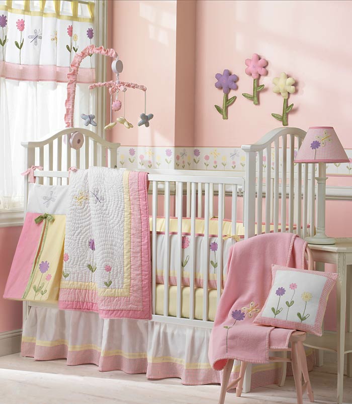 Купете бебешки легла красиви постелки розово акценти