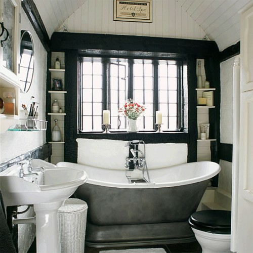 bad innredning grå badekar svart aksenter kontrast