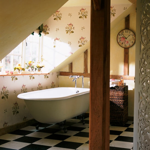bad interiør tak badekar retro blomstermønster