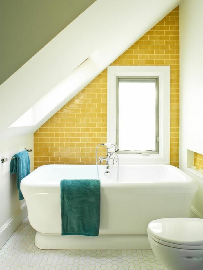 πλακάκια μπάνιου κίτρινο τοίχο κεραμίδια μικρή μπανιέρα